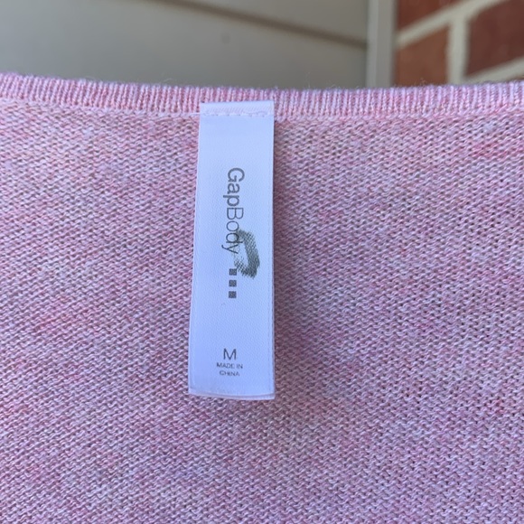 Women’s size medium, pink sweater, Gap body - Picture 3 of 4
